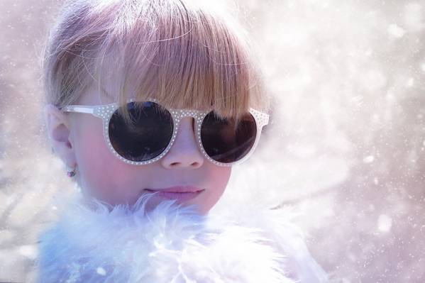 女孩戴着太阳镜和白色皮毛顶高清壁纸的选择性焦点摄影