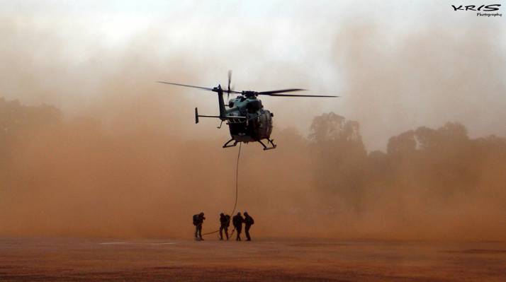 四名士兵在黑色直升机下白天高清壁纸