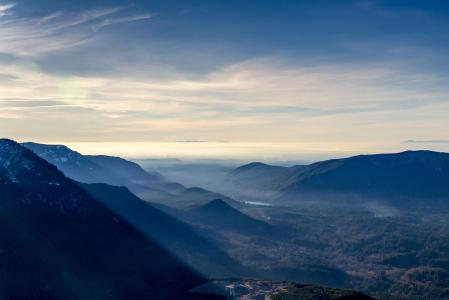 喜马拉雅山,有薄雾的山,超现实,4K