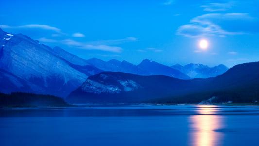 月出喷雾湖水库加拿大艾伯塔省