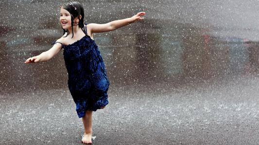 女孩，黑发，孩子，湿，雨，雨，赤脚，欢乐，笑，蓝色的裙子，微笑，路，滴眼液