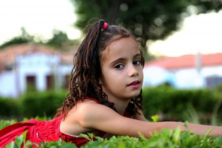 女孩看外形, 女孩在庭院里, 模型, 儿童, 家庭, 绿草, 红色的裙子