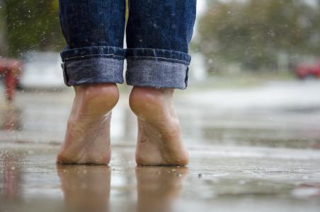 赤脚, 双脚, 宏观, 户外, 雨, 水, 湿法