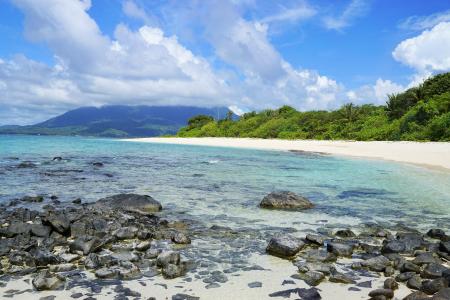 石滩, 纳图纳印度尼西亚, 荒凉的小岛, 天空, 海, 云的天空, 风景
