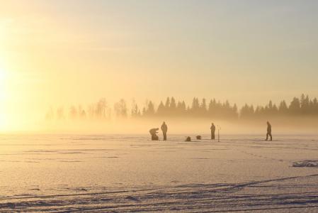 渔夫, 在冰上, 在冬天的一天, 寒冷的温度, 冬天, 雾, 雪
