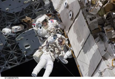 两名宇航员, 太空行走, 太空穿梭机, 发现, 工具, 西装, 包