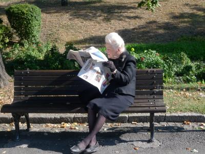 报纸, 阅读, 通知, 公园的长椅上, 读报, 老年妇女, 奶奶