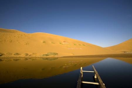 巴丹吉林沙漠巴丹吉林沙漠沙漠深处的湖泊, 巴丹湖, 第一站