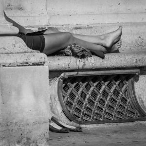女人, 赤脚, 罗浮宫, 巴黎, 街道, 放松, 日光浴