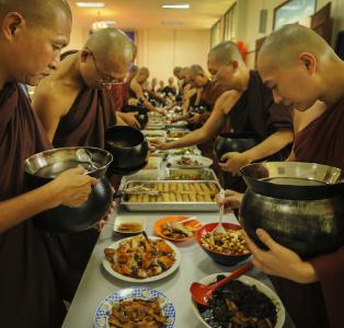 小乘佛教, 僧侣吃午餐, 僧侣和施舍食物, 佛教, 佛教, 比丘, 和尚