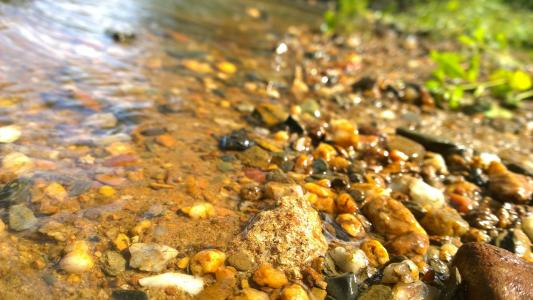 河岸边, 鹅卵石, 水