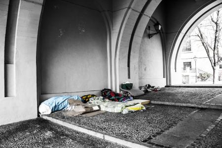 无家可归者, 毛毯, 慈善机构, 贫困, 一座桥下, 石头地板, 旧床垫