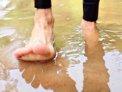 步行, 河, 赤脚, 一步, 人类的脚, 人体腿部, 水