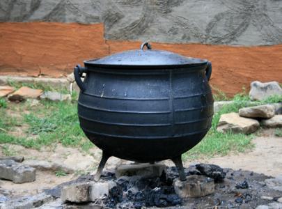 蒸煮锅, 黑壶, 铸铁壶, 灰烬, 墙上, 非洲, 三腿锅