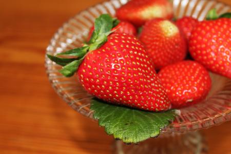 草莓, 水果盘, 壳, 玻璃碗, 叶, 绿色, 红色