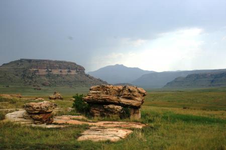 大岩石, 板块岩石, 朴实的色彩, 著名风暴, faroff 山脉, 绿草, 绿色草原