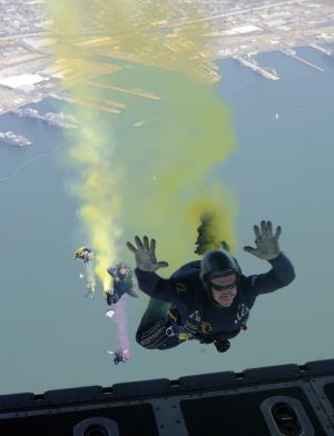 天空潜水员, 降落伞, 跳转, 吸烟, 秋天, 跳伞, 军事