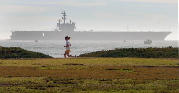 女性慢跑, 航空母舰, 海边, 海洋, 慢跑, 健身, 锻炼