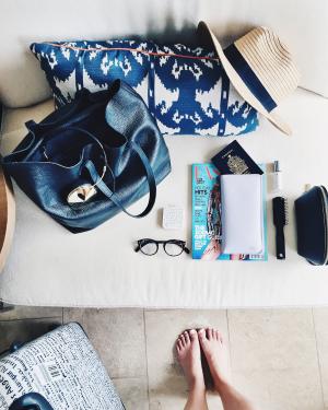 袋, 枕头, 帽子, 笔刷, 眼镜, 杂志, 钱包