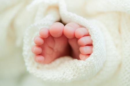 新生儿的脚趾, 白色的毯子, 关闭, 宝贝, 人类身体的一部分, 人类的脚, 童年