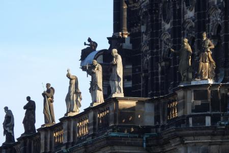 德累斯顿, 天主教宫廷, 圣徒雕像, 立面