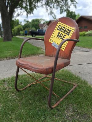 车库销售标志, 生锈, 生锈的金属椅, 年份, 老草坪椅, 金属草坪椅, 生锈