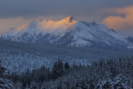 日落的重力范围,在黄石国家公园蒙大拿州,美国电动高峰全高清壁纸和背景