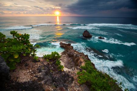 日落在印度尼西亚海岸全高清壁纸和背景