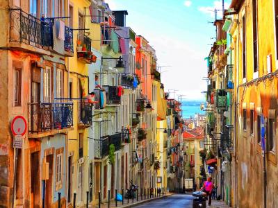 色彩缤纷的街道,在里斯本,葡萄牙4k超高清壁纸和背景图像
