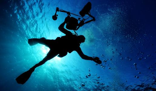 潜水摄影师与水下相机4k超高清壁纸和背景