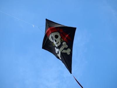 海盗骷髅和骷髅海盗风筝在天空中飞翔全高清壁纸和背景图像