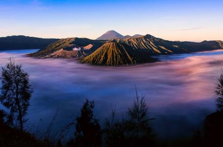 印度尼西亚的Stratovolcano Bromo全高清壁纸和背景