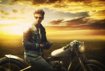 日落时的摩托车上的男人全高清壁纸和背景图像