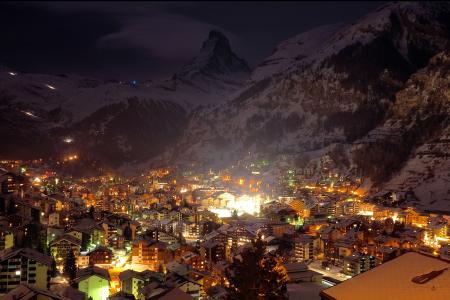 在瑞士阿尔卑斯山4k超高清壁纸和背景图像的冬季村冬季的夜晚