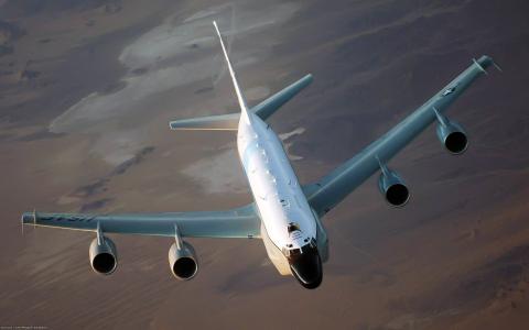 一架RC-135铆钉连接器飞越阿富汗。