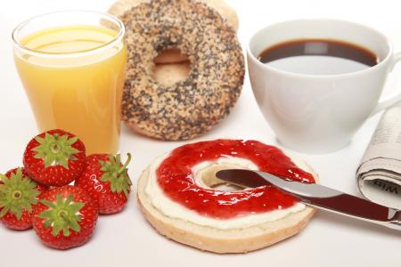 早餐百吉饼与草莓果酱,橙汁和咖啡全高清壁纸和背景图像