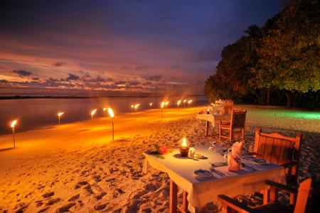 在晚上在马尔代夫全高清壁纸和背景在海滩上用餐