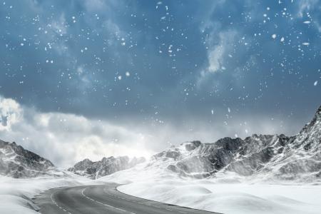 雪落在冬季道路8k超高清壁纸和背景图像