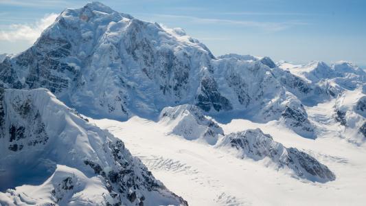 山峰充满了雪4k超高清壁纸和背景
