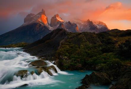 瀑布和日落巴塔哥尼亚在安第斯山脉全高清壁纸和背景
