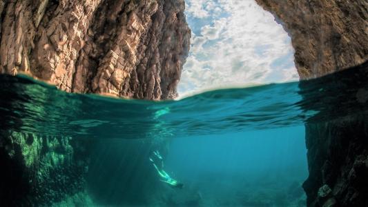 海洋洞穴下的水肺潜水全高清壁纸和背景