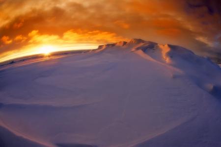 在用鱼眼镜头拍摄的南极洲的山峰全高清壁纸和背景