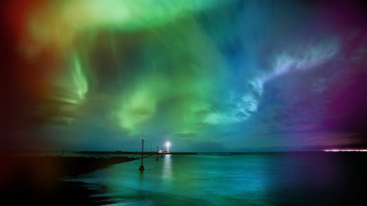 彩虹极光Borealis在海上全高清壁纸和背景