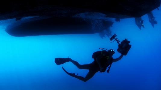 潜水摄影师与水下摄像机全高清壁纸和背景