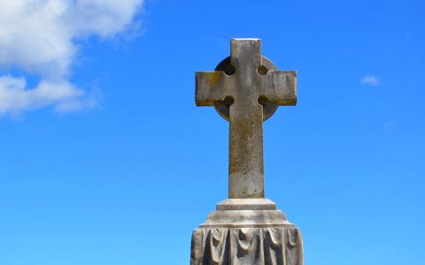 一个美丽的十字架在Lithgow公墓全高清壁纸和背景