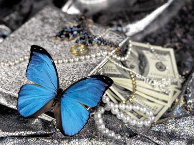 珍珠,金钱和珠宝的蓝色蝴蝶墙纸和背景
