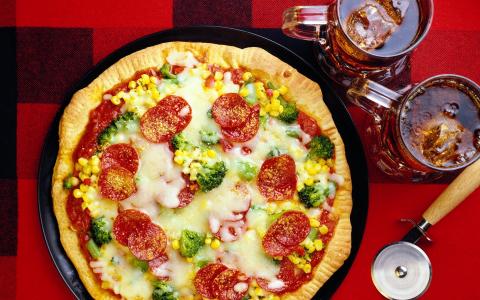 深盘比萨与意大利腊肠和玉米午餐或晚餐全高清壁纸和背景图片