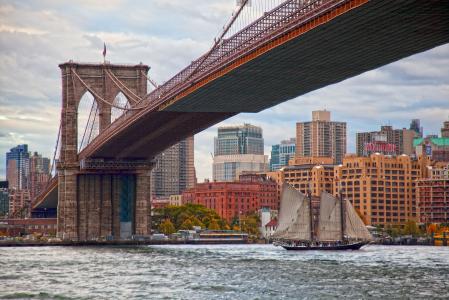 布鲁克林大桥全高清壁纸和背景图像下的东河帆船