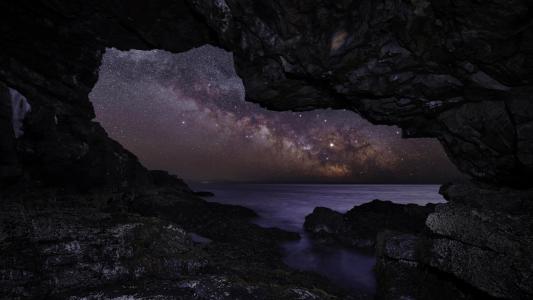 银河系天空从海滩洞全高清壁纸和背景的视图
