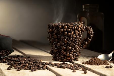 一杯咖啡豆与热咖啡